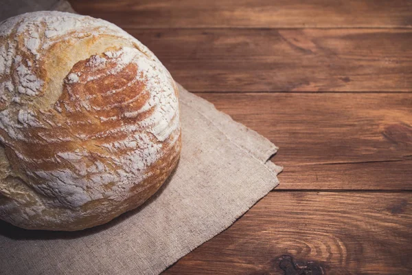 Ahşap arka planda taze ev pişmiş ekmek