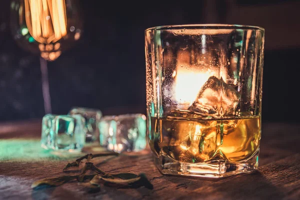 Vaso Whisky Sobre Fondo Madera Áspera — Foto de Stock