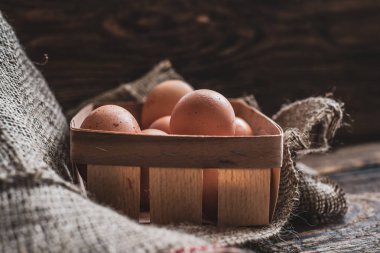 Kırsal ahşap arka planda organik çiftlik yumurtaları