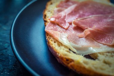 Reçel dilimi ve ahşap arka planda votka bir parça ekmek