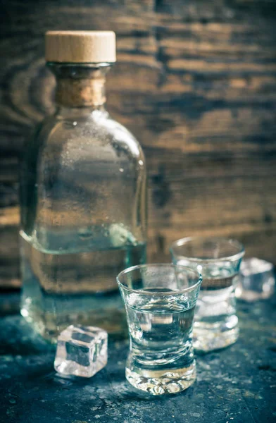 Dos Chupitos Una Botella Vodka Sobre Fondo Madera — Foto de Stock