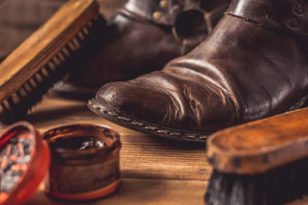 Botas Cuero Vintage Antiguas Con Cepillo Zapatos Sobre Fondo Madera — Foto de Stock