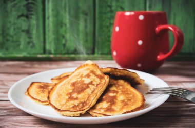 Sıvı bal ve akçaağaç şurubu ile taze ev yapımı krep, yakın tonda fotoğraf