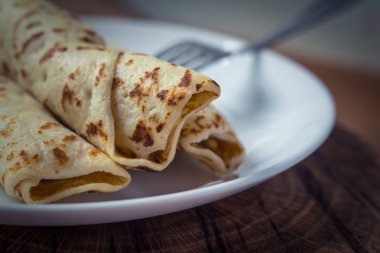 Beyaz tabakta tavuk ile taze ev yapımı börek