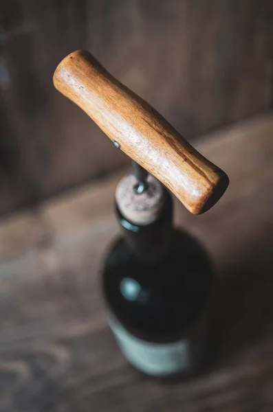 Botella Vino Con Sacacorchos Sobre Fondo Madera Borrosa — Foto de Stock