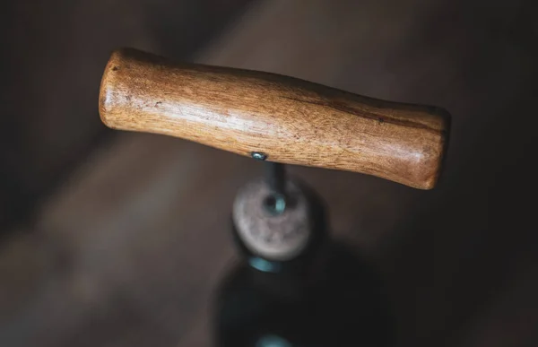 Botella Vino Con Sacacorchos Sobre Fondo Madera Borrosa — Foto de Stock