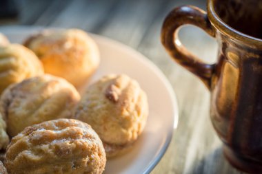 Kremalı kurabiyeli sabah kahvesi, gün doğumunda yakın çekim