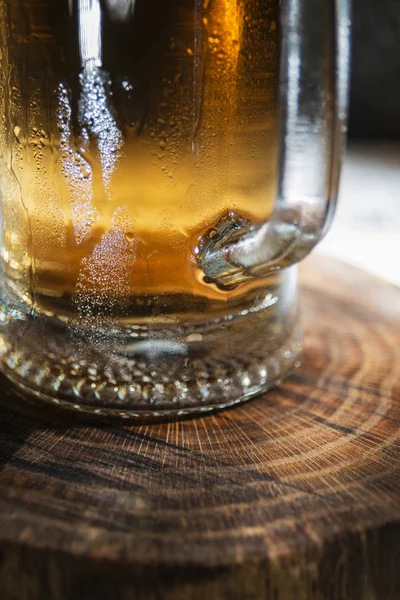 Taza Cerveza Fresca Sobre Fondo Madera — Foto de Stock