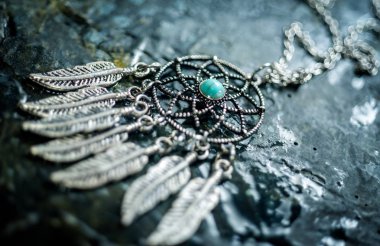 Tiny gümüş Dream Catcher tılsım, taş arka plan üzerinde eski bir sihirli tılsım