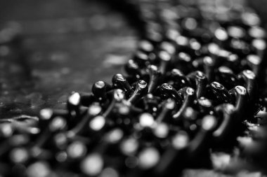 Koyu taş arka plan üzerinde parlak metal zincirler