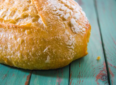 Rustik arka planda taze pişmiş fransız ekmeği