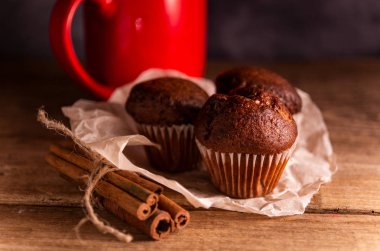 Rustik ahşap arka plan taze çikolatalı kekler ve tarçın çubukları