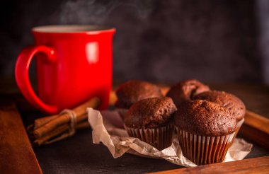 Rustik ahşap arka plan taze çikolatalı kekler ve tarçın çubukları