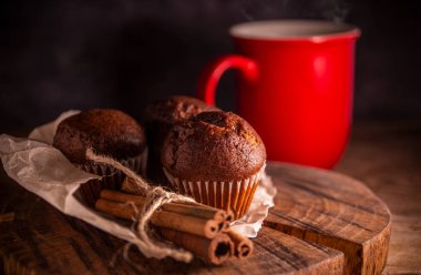 Rustik ahşap arka plan taze çikolatalı kekler ve tarçın çubukları