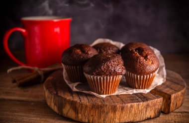 Rustik ahşap arka plan taze çikolatalı kekler ve tarçın çubukları