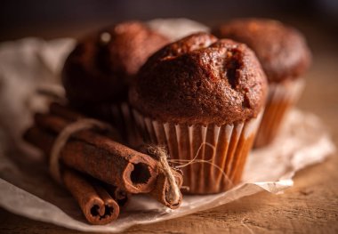 Rustik ahşap arka plan taze çikolatalı kekler ve tarçın çubukları
