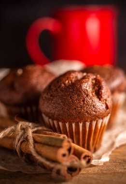 Rustik ahşap arka plan taze çikolatalı kekler ve tarçın çubukları