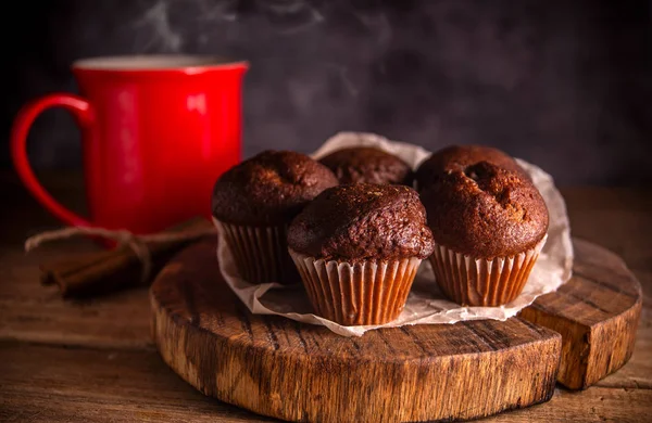 Rustik ahşap arka plan taze çikolatalı kekler ve tarçın çubukları