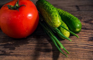 Rustik ahşap zemin üzerine taze organik sebze