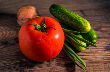 Rustik ahşap zemin üzerine taze organik sebze