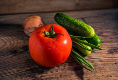 Rustik ahşap zemin üzerine taze organik sebze