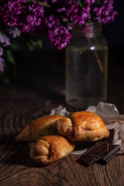 Mor leylak, kek ve koyu çikolata parçaları ile Rustik natürmort