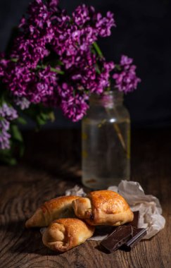 Mor leylak, kek ve koyu çikolata parçaları ile Rustik natürmort