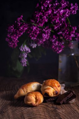 Mor leylak, kek ve koyu çikolata parçaları ile Rustik natürmort