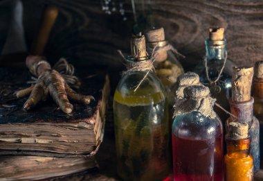 Cadılık malzemesi: çoklu tentür şişeleri, bir yığın kuru sağlıklı ot, antik ritüel kitapları, tılsımlar, mumlar, tavuk ayakları, tıbbi ve sihirli bitkiler.. 