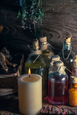Cadılık malzemesi: çoklu tentür şişeleri, bir yığın kuru sağlıklı ot, antik ritüel kitapları, tılsımlar, mumlar, tavuk ayakları, tıbbi ve sihirli bitkiler.. 
