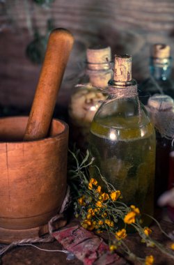 Cadılık malzemesi: çoklu tentür şişeleri, bir yığın kuru sağlıklı ot, antik ritüel kitapları, tılsımlar, mumlar, tavuk ayakları, tıbbi ve sihirli bitkiler.. 