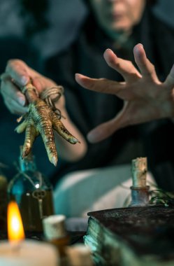 Kara büyü yapan kadın büyüyü şifalı otları karıştırarak, büyüleri yaparak, sihirli ayinler yaparak yapıyor.