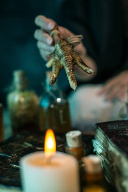 Kara büyü yapan kadın büyüyü şifalı otları karıştırarak, büyüleri yaparak, sihirli ayinler yaparak yapıyor.