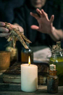 Kara büyü yapan kadın büyüyü şifalı otları karıştırarak, büyüleri yaparak, sihirli ayinler yaparak yapıyor.