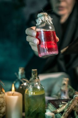 Kara büyü yapan kadın büyüyü şifalı otları karıştırarak, büyüleri yaparak, sihirli ayinler yaparak yapıyor.