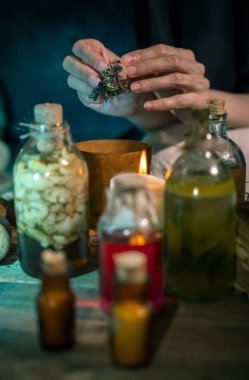 Kara büyü yapan kadın büyüyü şifalı otları karıştırarak, büyüleri yaparak, sihirli ayinler yaparak yapıyor.