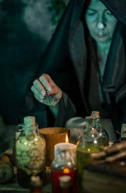 Kara büyü yapan kadın büyüyü şifalı otları karıştırarak, büyüleri yaparak, sihirli ayinler yaparak yapıyor.