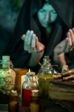 Kara büyü yapan kadın büyüyü şifalı otları karıştırarak, büyüleri yaparak, sihirli ayinler yaparak yapıyor.