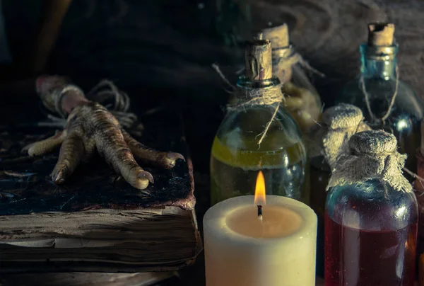 Cadılık malzemesi: çoklu tentür şişeleri, bir yığın kuru sağlıklı ot, antik ritüel kitapları, tılsımlar, mumlar, tavuk ayakları, tıbbi ve sihirli bitkiler.. 