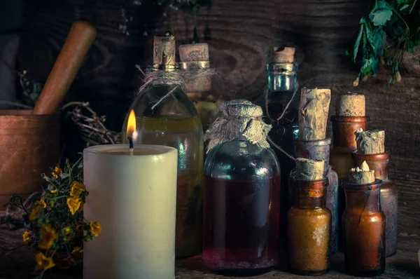 Een Hekserij Spul Meerdere Tinctuur Flessen Trossen Droge Gezonde Kruiden — Stockfoto