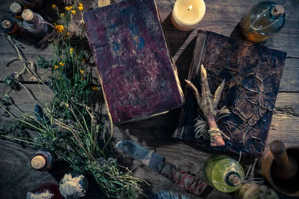 Cadılık malzemesi: çoklu tentür şişeleri, bir yığın kuru sağlıklı ot, antik ritüel kitapları, tılsımlar, mumlar, tavuk ayakları, tıbbi ve sihirli bitkiler.. 