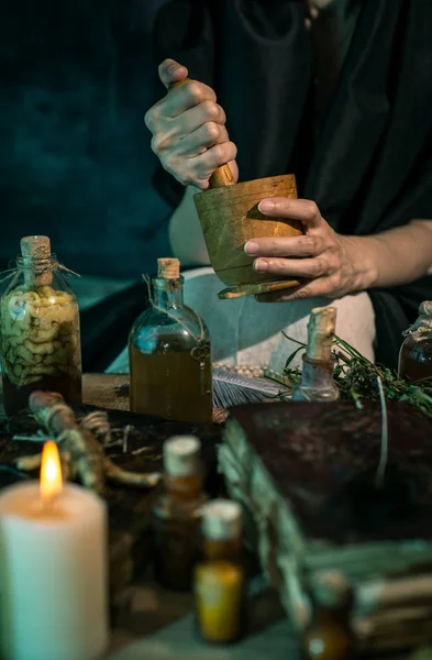 일하는 마술녀는 약초를 마법을 주문을 마법의식을 수행하여 마녀를 만든다 — 스톡 사진