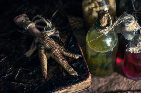 Een Hekserij Spul Meerdere Tinctuur Flessen Trossen Droge Gezonde Kruiden — Stockfoto