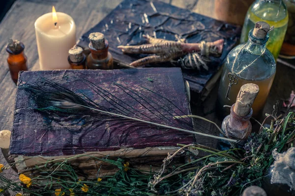 Cadılık malzemesi: çoklu tentür şişeleri, bir yığın kuru sağlıklı ot, antik ritüel kitapları, tılsımlar, mumlar, tavuk ayakları, tıbbi ve sihirli bitkiler.. 