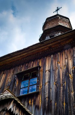 Ukrayna köyündeki ortodoks ahşap kilise dramatik gökyüzünün altında