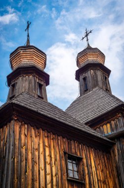 Ukrayna köyündeki ortodoks ahşap kilise dramatik gökyüzünün altında