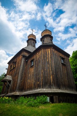Ukrayna köyündeki ortodoks ahşap kilise dramatik gökyüzünün altında