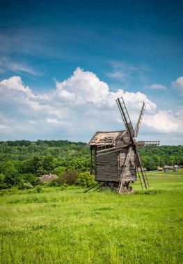 Geleneksel Ukrayna köyünün güzel manzarası, yel değirmenleri