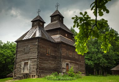 Ukrayna köyündeki ortodoks ahşap kilise dramatik gökyüzünün altında