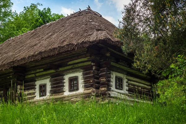 Prachtig Landschap Van Het Traditionele Oekraïense Plattelandsdorp Houten Huis — Stockfoto